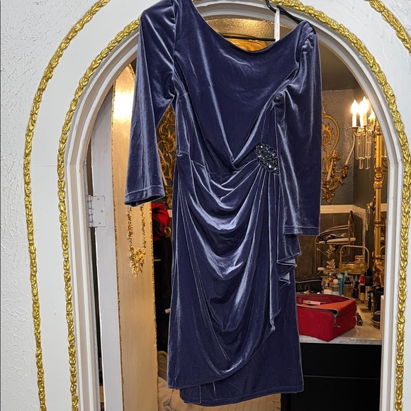 🎉Host Pick 11/02 | Oleg Cassini Blue Velvet Dress Size 8 - Picture 3 of 12